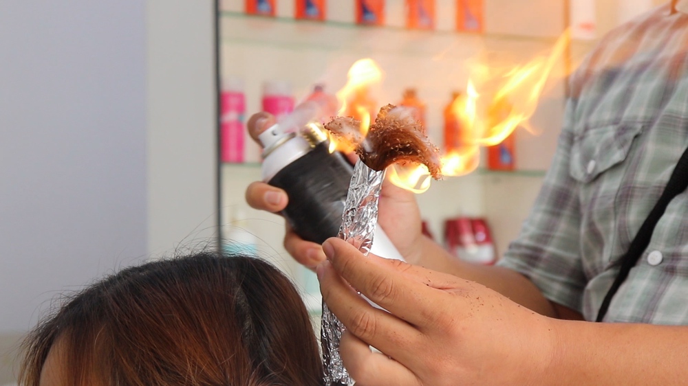 Tiệm hớt tóc bằng lửa dị nhất Việt Nam khách run rẩy đưa đầu cho thợ  đốt