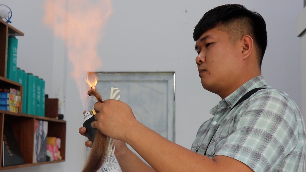 Tiệm hớt tóc bằng lửa dị nhất Việt Nam khách run rẩy đưa đầu cho thợ  đốt