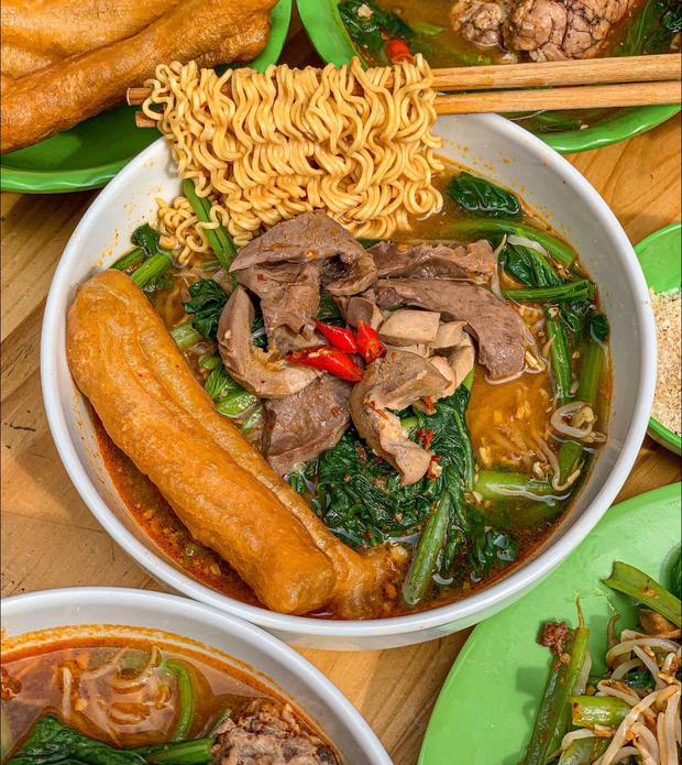   10 spicy and sour noodle shops across Hanoi, eat right away to beat the cold in mid-May - Photo 2.
