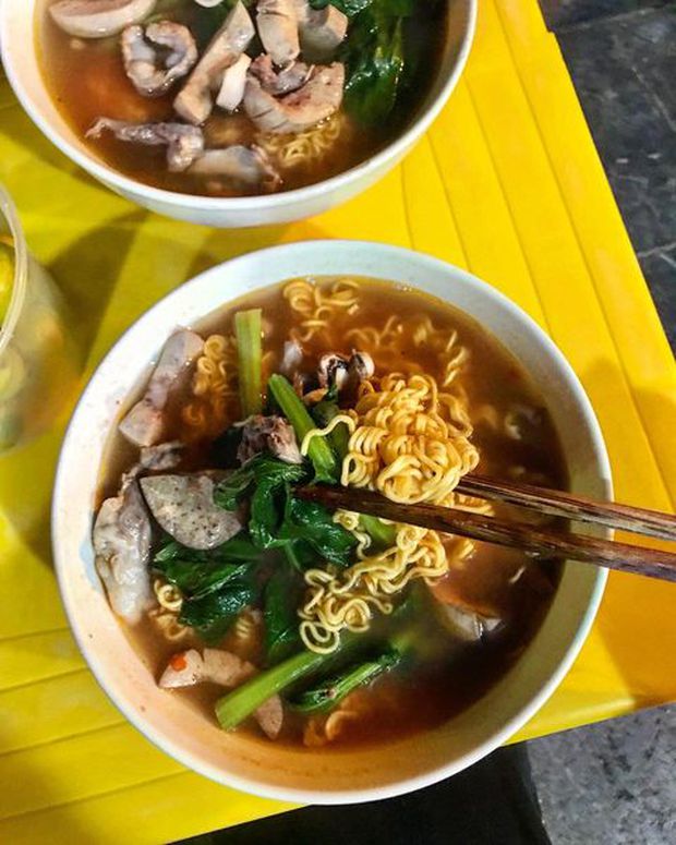   10 spicy and sour noodle shops across Hanoi, eat right away to beat the cold in mid-May - Photo 3.