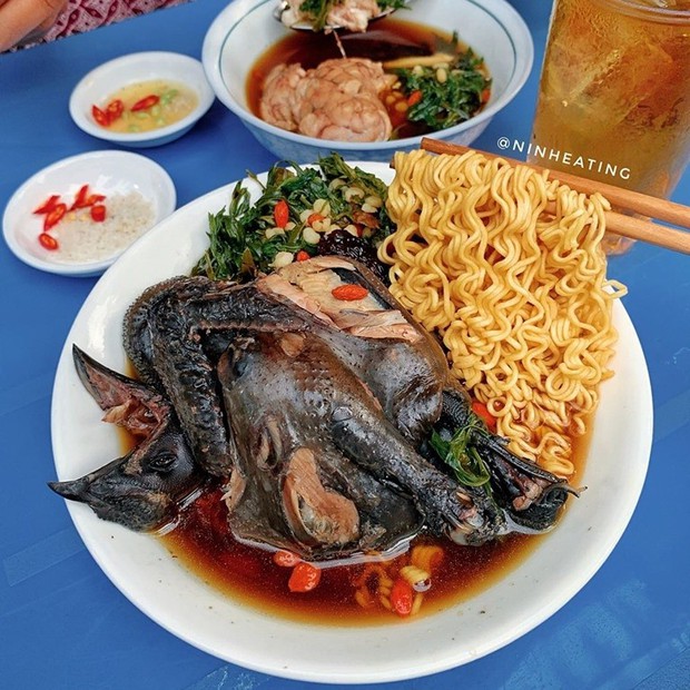  10 spicy and sour noodle shops across Hanoi, eat right away to beat the cold in mid-May - Photo 6.