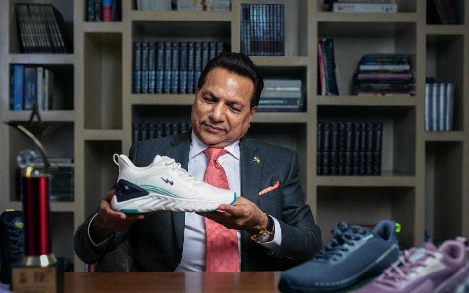 Tận dụng thị trường ngách bán giày thể thao giá dưới 10 USD cạnh tranh với Nike và Adidas, nhà sản xuất giày Ấn Độ trở thành tỷ phú