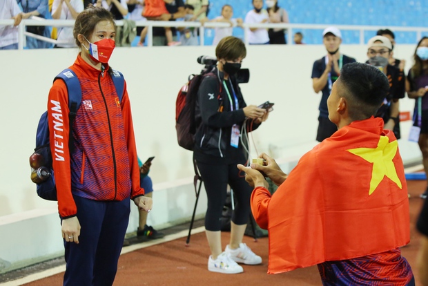 Chuyện tình đẹp tại SEA Games 31: Vừa nhận huy chương vàng, VĐV quỳ gối cầu hôn bạn gái tuyển thủ cầu mây - Ảnh 1.