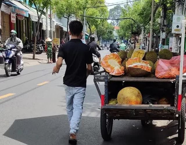 Mít ruột đỏ bán rong giá vẫn chát - Ảnh 1. Mít ruột đỏ bán rong giá vẫn chát - Ảnh 1.