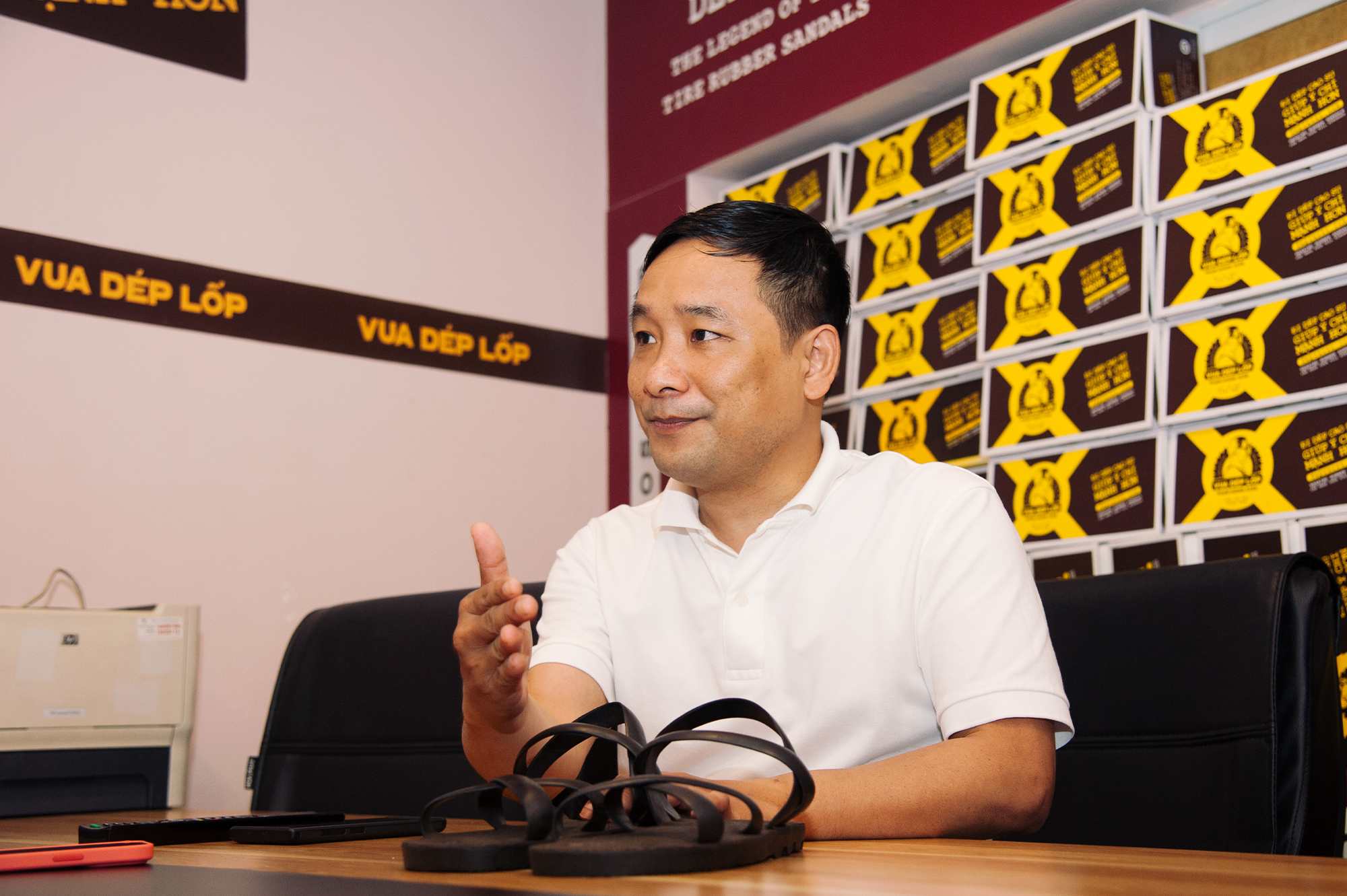 Chuyện Vua Dép Lốp và Cường phò mã”: Bỏ ghế phó giám đốc theo nghiệp làm dép cao su của bố vợ, tham vọng tạo nên “đôi dép quốc dân” Việt Nam - Ảnh 5. Chuyện Vua Dép Lốp và Cường phò mã”: Bỏ ghế phó giám đốc theo nghiệp làm dép cao su của bố vợ, tham vọng tạo nên “đôi dép quốc dân” Việt Nam - Ảnh 5.