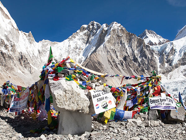 Exploring Everest in the style of the rich: 3 billion dong in a 5-star hotel, with its own bar and bakery, expensive, but people still waiting in long queues to cause congestion - Photo 2.