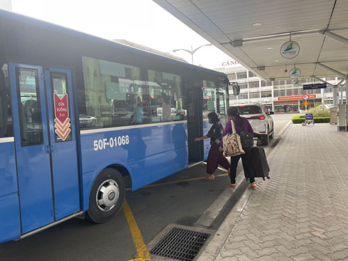 Thêm nhiều hành khách tố bị “làm giá” khi đặt xe ở sân bay Tân Sơn Nhất - Ảnh 1.
