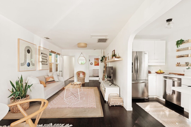 The small house has a tiny pepper front, cozy space and relaxing outdoor garden - Photo 3. The small house has a tiny pepper front, cozy space and relaxing outdoor garden - Photo 3.