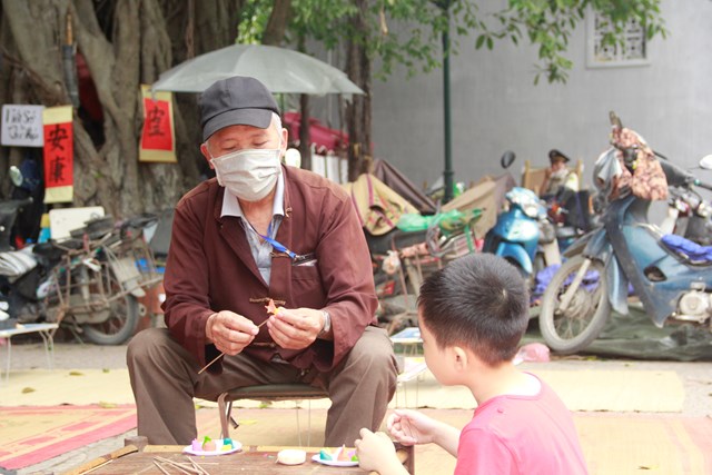 At the weekend, go to Hoan Kiem Lake walking street, experience becoming an artisan for only 20,000 VND - Photo 5.