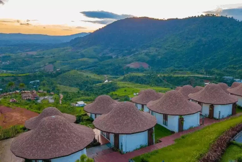 Từ một huyện nghèo, Mù Cang Chải đã có resort 5 sao đầu tiên: Công trình bề thế với hàng loạt Bungalows thiết kế độc lạ, bao quanh là ruộng bậc thang ngút ngàn siêu mĩ lệ! - Ảnh 5. Từ một huyện nghèo, Mù Cang Chải đã có resort 5 sao đầu tiên: Công trình bề thế với hàng loạt Bungalows thiết kế độc lạ, bao quanh là ruộng bậc thang ngút ngàn siêu mĩ lệ! - Ảnh 5.
