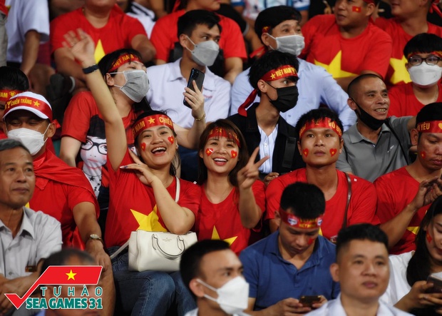  Bán kết U23 Việt Nam - U23 Malaysia: Cờ đỏ sao vàng nhuộm đỏ sân Việt Trì, phố đi bộ Nguyễn Huệ mở hội náo nhiệt - Ảnh 11.