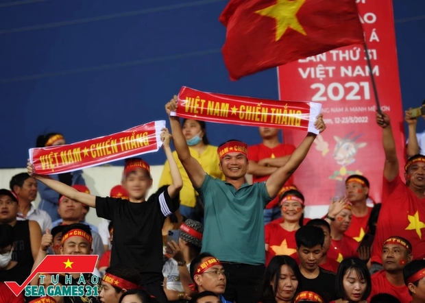  Bán kết U23 Việt Nam - U23 Malaysia: Cờ đỏ sao vàng nhuộm đỏ sân Việt Trì, phố đi bộ Nguyễn Huệ mở hội náo nhiệt - Ảnh 14.