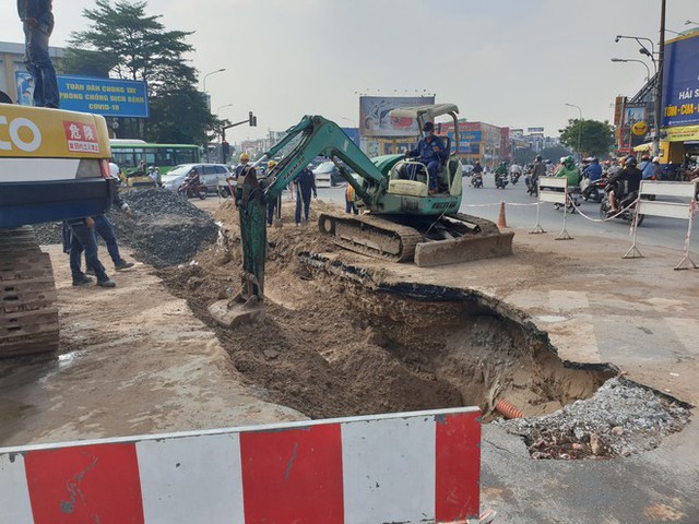 TP.HCM: Lại xuất hiện hố “tử thần” ngay giao lộ ở Gò Vấp, kẹt xe kéo dài - Ảnh 3.