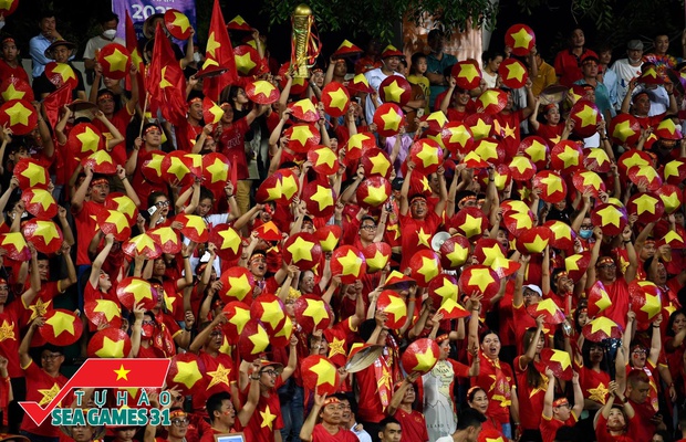  Bán kết U23 Việt Nam - U23 Malaysia: Cờ đỏ sao vàng nhuộm đỏ sân Việt Trì, phố đi bộ Nguyễn Huệ mở hội náo nhiệt - Ảnh 4.