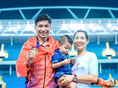 Chồng thi SEA Games chạy 10.000m dưới sân, vợ òa khóc trên khán đài: Yêu 7 năm mới cưới, có 2 con vẫn như thuở mới hẹn hò! - Ảnh 4.