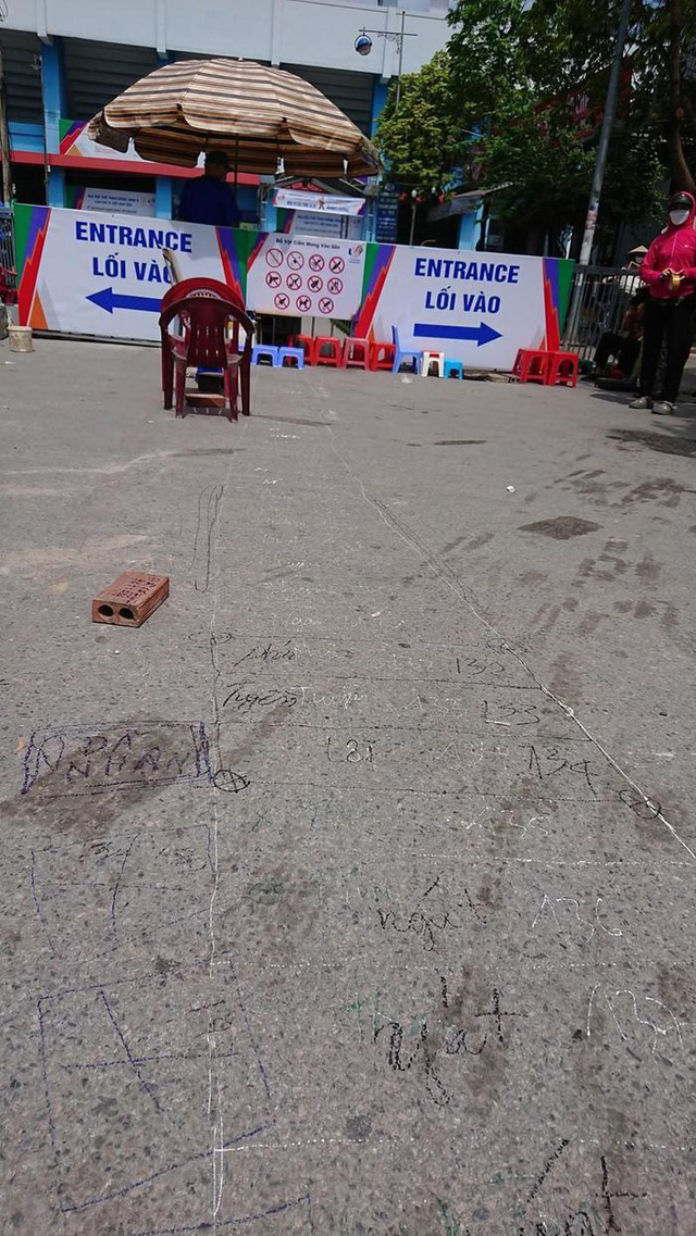 Place bricks, arrange chairs... to wait for tickets to watch the 31st SEA Games women's soccer final - Photo 4.