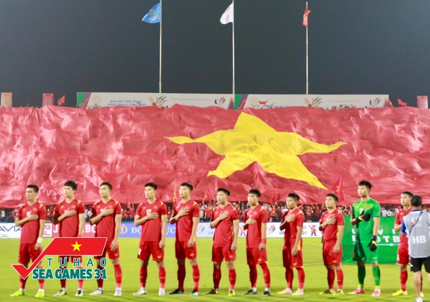  Bán kết U23 Việt Nam - U23 Malaysia: Cờ đỏ sao vàng nhuộm đỏ sân Việt Trì, phố đi bộ Nguyễn Huệ mở hội náo nhiệt - Ảnh 5.