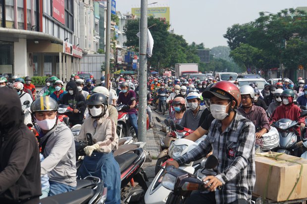 TP.HCM: Lại xuất hiện hố “tử thần” ngay giao lộ ở Gò Vấp, kẹt xe kéo dài - Ảnh 5.