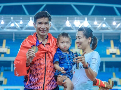The husband ran 10,000m in the SEA Games competition in the yard, his wife burst into tears in the stands: Loving 7 years of being newly married, having 2 children is still the same as when we first started dating!  - Photo 5.