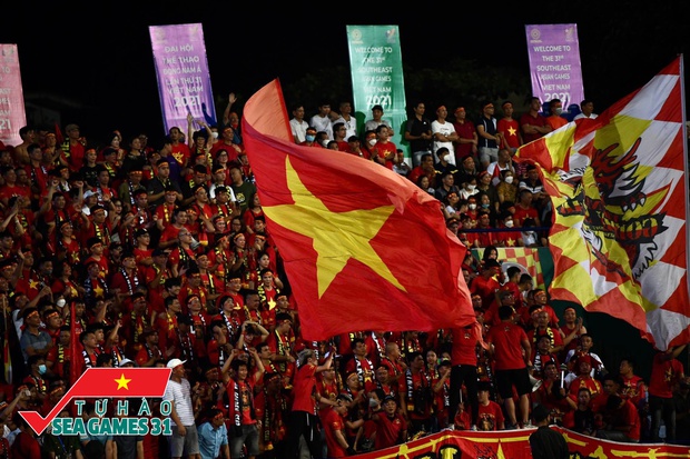  Bán kết U23 Việt Nam - U23 Malaysia: Cờ đỏ sao vàng nhuộm đỏ sân Việt Trì, phố đi bộ Nguyễn Huệ mở hội náo nhiệt - Ảnh 6.