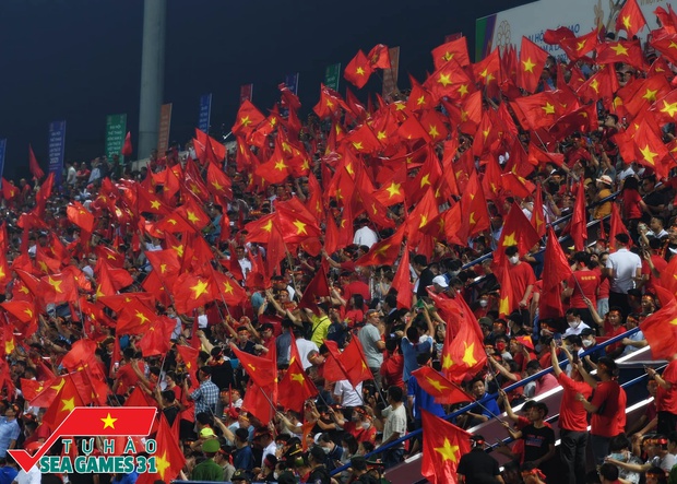  Bán kết U23 Việt Nam - U23 Malaysia: Cờ đỏ sao vàng nhuộm đỏ sân Việt Trì, phố đi bộ Nguyễn Huệ mở hội náo nhiệt - Ảnh 7.
