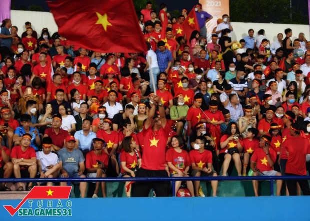  Bán kết U23 Việt Nam - U23 Malaysia: Cờ đỏ sao vàng nhuộm đỏ sân Việt Trì, phố đi bộ Nguyễn Huệ mở hội náo nhiệt - Ảnh 8.