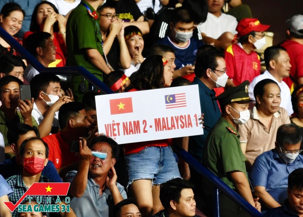  Bán kết U23 Việt Nam - U23 Malaysia: Cờ đỏ sao vàng nhuộm đỏ sân Việt Trì, phố đi bộ Nguyễn Huệ mở hội náo nhiệt - Ảnh 9.