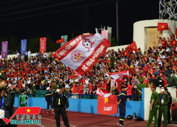  Bán kết U23 Việt Nam - U23 Malaysia: Cờ đỏ sao vàng nhuộm đỏ sân Việt Trì, phố đi bộ Nguyễn Huệ mở hội náo nhiệt - Ảnh 10.