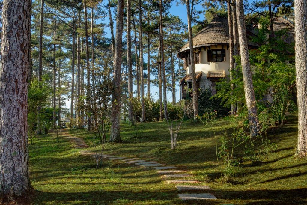 Resort 5 sao Đà Lạt được Hà Anh Tuấn và nhiều sao Việt yêu thích: Viên ngọc xanh ẩn giữa rừng thông, kiến trúc nguyên bản từ thời Pháp, giá chưa tới 4 triệu đồng/đêm - Ảnh 8. Resort 5 sao Đà Lạt được Hà Anh Tuấn và nhiều sao Việt yêu thích: Viên ngọc xanh ẩn giữa rừng thông, kiến trúc nguyên bản từ thời Pháp, giá chưa tới 4 triệu đồng/đêm - Ảnh 8.