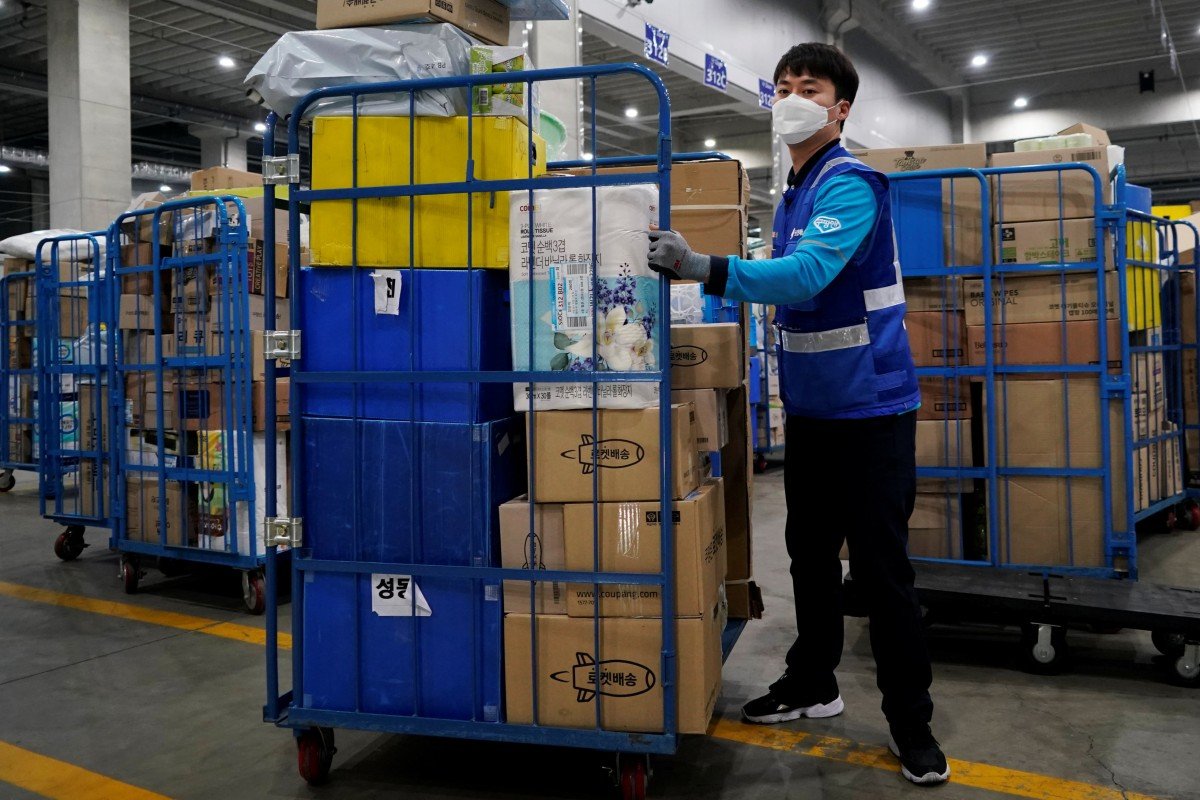 Phía sau gã khổng lồ Coupang Hàn Quốc: Trí tuệ nhân tạo lên ngôi, công nhân bị đối xử như đồ dùng một lần dưới sự trị vì của máy móc - Ảnh 3. Phía sau gã khổng lồ Coupang Hàn Quốc: Trí tuệ nhân tạo lên ngôi, công nhân bị đối xử như đồ dùng một lần dưới sự trị vì của máy móc - Ảnh 3.