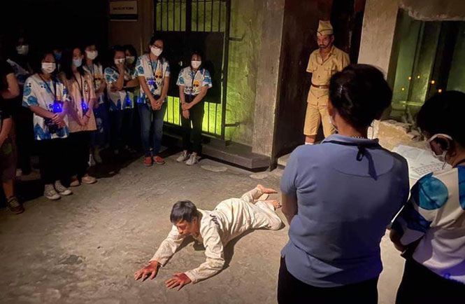 Du lịch lịch sử lên ngôi, 3 tour chỉ quanh Hà Nội nhưng luôn kín người đặt chỗ: Không gian trải nghiệm quá khứ ám ảnh siêu thực - Ảnh 5. Du lịch lịch sử lên ngôi, 3 tour chỉ quanh Hà Nội nhưng luôn kín người đặt chỗ: Không gian trải nghiệm quá khứ ám ảnh siêu thực - Ảnh 5.