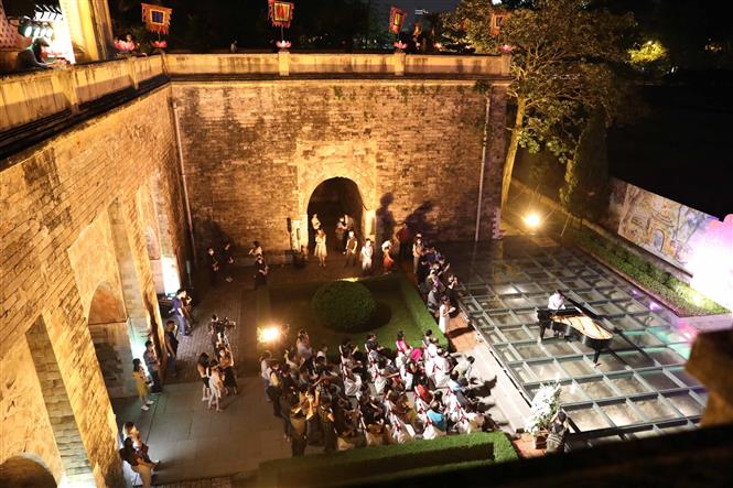 Du lịch lịch sử lên ngôi, 3 tour chỉ quanh Hà Nội nhưng luôn kín người đặt chỗ: Không gian trải nghiệm quá khứ ám ảnh siêu thực - Ảnh 6. Du lịch lịch sử lên ngôi, 3 tour chỉ quanh Hà Nội nhưng luôn kín người đặt chỗ: Không gian trải nghiệm quá khứ ám ảnh siêu thực - Ảnh 6.