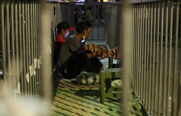   Fans hold seats day and night waiting to buy tickets to see the Vietnamese women's team play in the final - Photo 13.