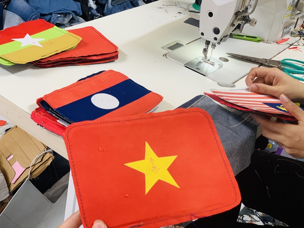 Cô gái biến vải jean cũ thành bộ sưu tập túi xách sắc cờ SEA Games - Ảnh 6. Cô gái biến vải jean cũ thành bộ sưu tập túi xách sắc cờ SEA Games - Ảnh 6.