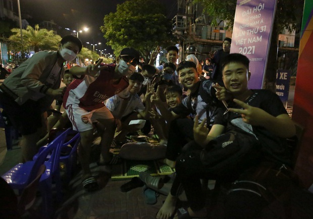   Fans hold seats day and night waiting to buy tickets to see the Vietnamese women's team play in the final - Photo 7.