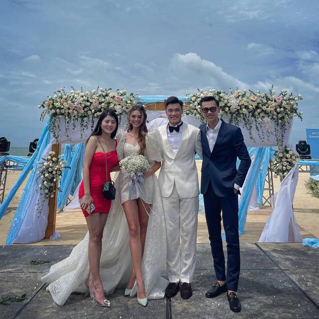   HOT: Goalkeeper Bui Tien Dung held a wedding party with his girlfriend born in 2000 - Photo 1.