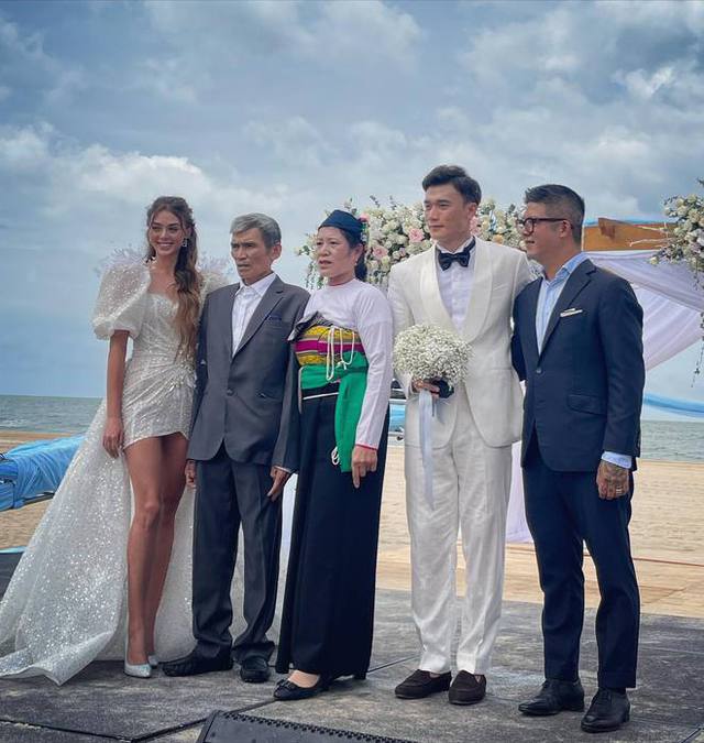   HOT: Goalkeeper Bui Tien Dung held a wedding party with his girlfriend born in 2000 - Photo 2.