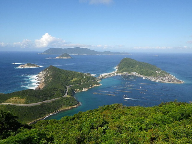   A sacred island in Japan has 1 resident, only men can visit and must bathe naked before disembarking - Photo 1.