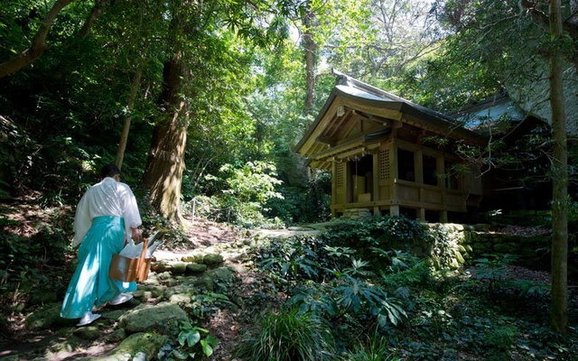   The sacred island in Japan has 1 resident, only men can visit and must bathe naked before disembarking - Photo 2.