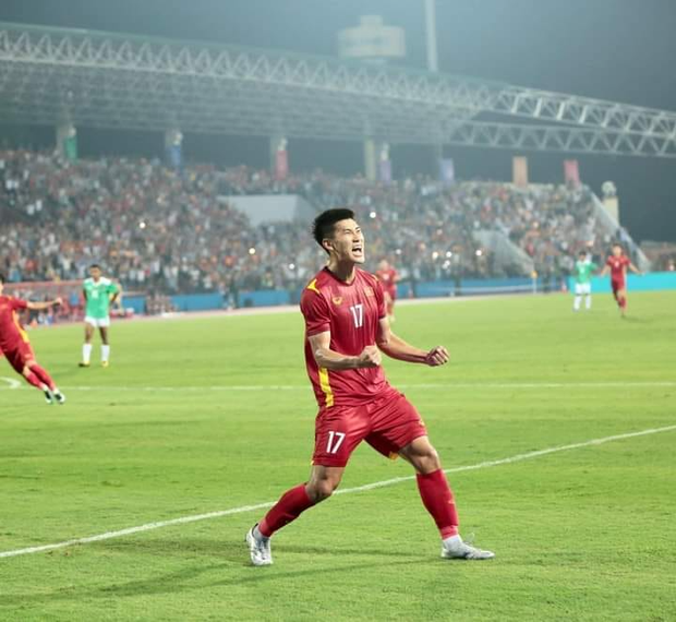  Nhâm Mạnh Dũng ghi bàn giúp U23 Việt Nam giành HCV SEA Games 31: Cao 1m81, trên sân dũng mãnh ngoài đời đẹp trai! - Ảnh 1.