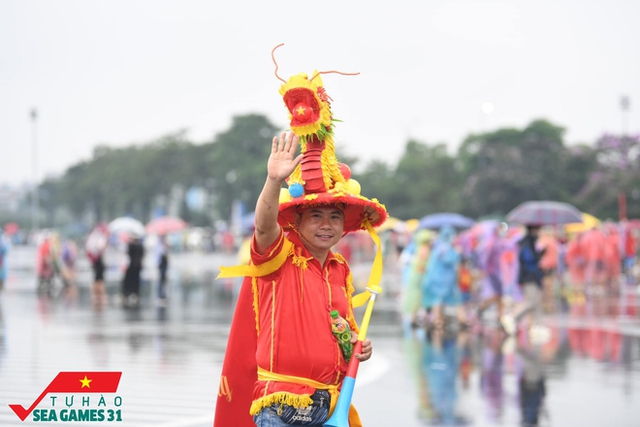  Ảnh, clip: Hàng vạn CĐV đội mưa xếp hàng vào sân Mỹ Đình, tiếp lửa cho U23 Việt Nam  - Ảnh 11.