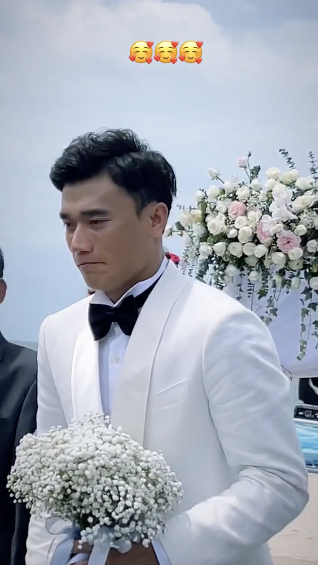 Toàn cảnh đám cưới Bùi Tiến Dũng: Cô dâu đẹp xuất sắc, chú rể rơi nước mắt xúc động, dàn khách mời nổi tiếng - Ảnh 13. Toàn cảnh đám cưới Bùi Tiến Dũng: Cô dâu đẹp xuất sắc, chú rể rơi nước mắt xúc động, dàn khách mời nổi tiếng - Ảnh 13.