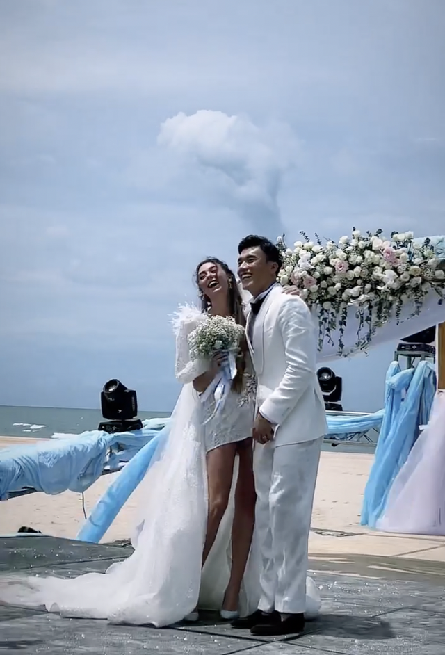 Toàn cảnh đám cưới Bùi Tiến Dũng: Cô dâu đẹp xuất sắc, chú rể rơi nước mắt xúc động, dàn khách mời nổi tiếng - Ảnh 15. Toàn cảnh đám cưới Bùi Tiến Dũng: Cô dâu đẹp xuất sắc, chú rể rơi nước mắt xúc động, dàn khách mời nổi tiếng - Ảnh 15.