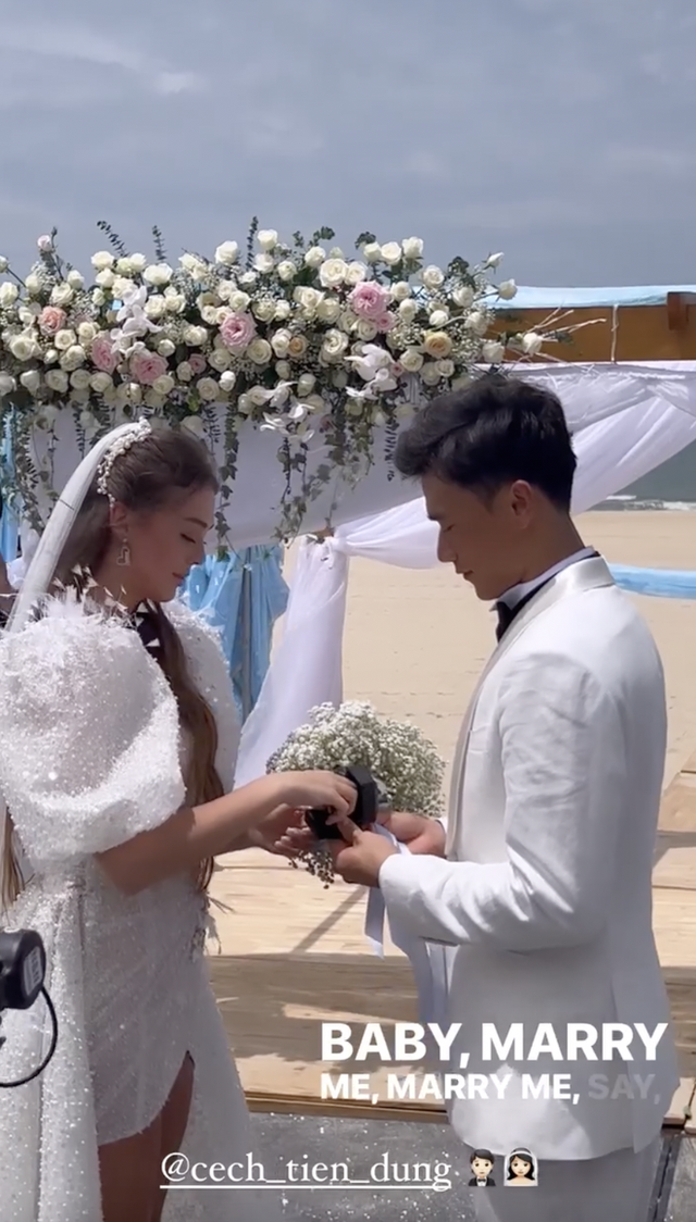 Toàn cảnh đám cưới Bùi Tiến Dũng: Cô dâu đẹp xuất sắc, chú rể rơi nước mắt xúc động, dàn khách mời nổi tiếng - Ảnh 17. Toàn cảnh đám cưới Bùi Tiến Dũng: Cô dâu đẹp xuất sắc, chú rể rơi nước mắt xúc động, dàn khách mời nổi tiếng - Ảnh 17.