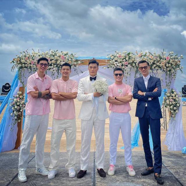   HOT: Goalkeeper Bui Tien Dung held a wedding party with his girlfriend born in 2000 - Photo 3.