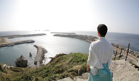   The sacred island in Japan has 1 resident, only men can visit and must bathe naked before disembarking - Photo 3.