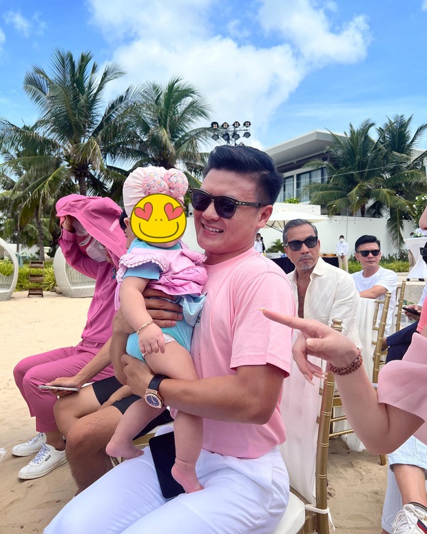 Toàn cảnh đám cưới Bùi Tiến Dũng: Cô dâu đẹp xuất sắc, chú rể rơi nước mắt xúc động, dàn khách mời nổi tiếng - Ảnh 21. Toàn cảnh đám cưới Bùi Tiến Dũng: Cô dâu đẹp xuất sắc, chú rể rơi nước mắt xúc động, dàn khách mời nổi tiếng - Ảnh 21.