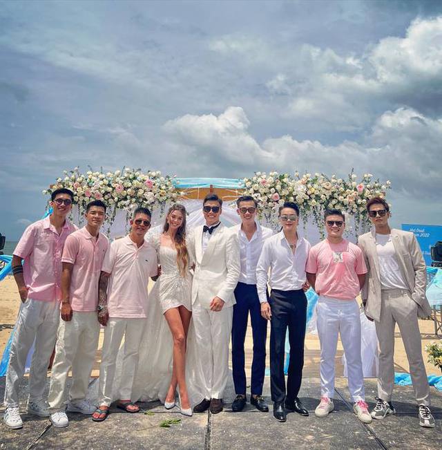   HOT: Goalkeeper Bui Tien Dung held a wedding party with his girlfriend born in 2000 - Photo 4.