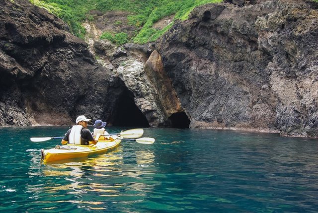   The sacred island in Japan has 1 resident, only men can visit and must bathe naked before disembarking - Photo 7.