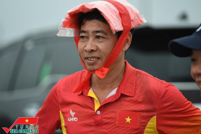  Ảnh, clip: Hàng vạn CĐV đội mưa xếp hàng vào sân Mỹ Đình, tiếp lửa cho U23 Việt Nam  - Ảnh 10.